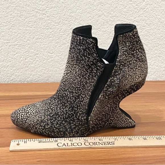 STUART WEITZMAN Dyed Calf Fur Hair Spliced Cavalino Curved Wedge Booties Size 8 - Picture 4 of 16